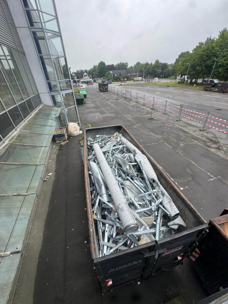 07_Schrottcontainer_Baustelle